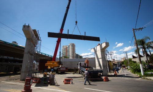 Novas vigas são içadas na construção da alça do Viaduto Heitor Leite Franco, em VR